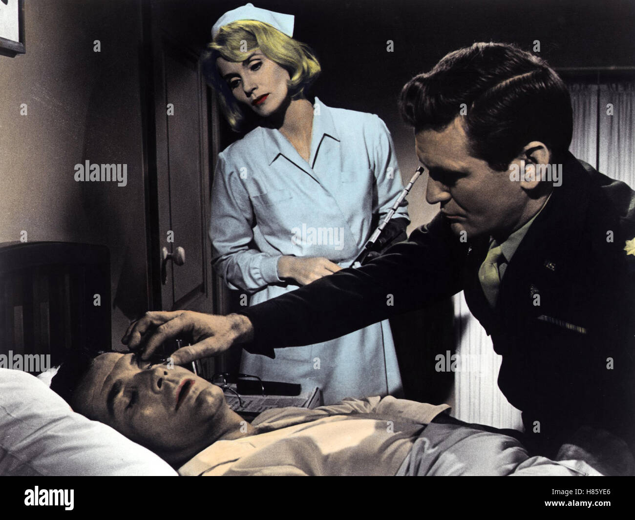 36 Stunden, (36 HOURS) USA 1964, Regie: George Seaton, JAMES GARNER, EVA  MARIE SAINT, ROD TAYLOR, Stichwort: Krankenhaus, Krankenbett,  Krankenschwester, Patient Stock Photo - Alamy