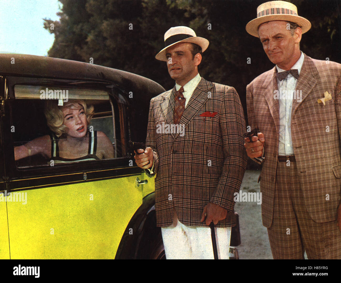 Shirley maclaine 1964 hi-res stock photography and images - Alamy