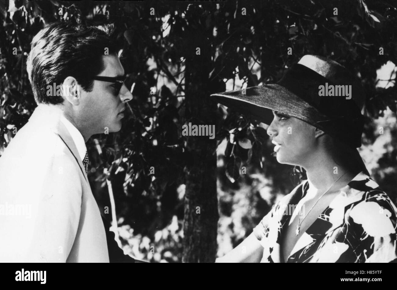Sandra, (VAGHE STELLE DELL'ORSA) IT 1965, Regie: Luchino Visconti, JEAN SOREL, CLAUDIA CARDINALE, Key: Sonnenbrille, Hut Stock Photo