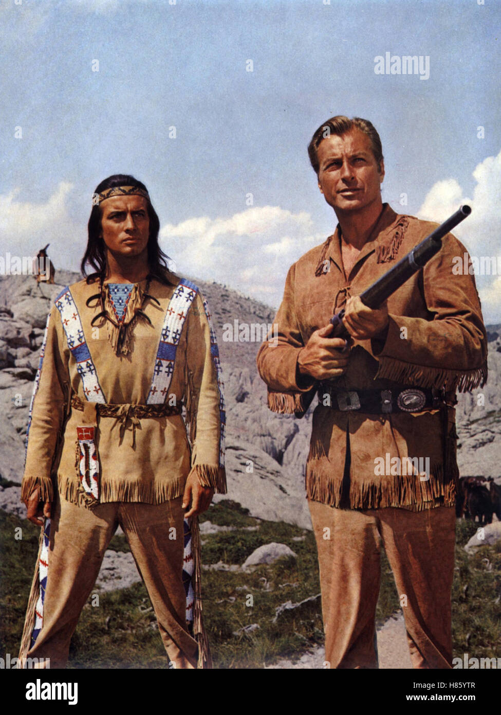 Winnetou, (WINNETOU) D-YU 1965, PIERRE BRICE, LEX BARKER Stichwort:  Indianer, Gewehr Stock Photo - Alamy