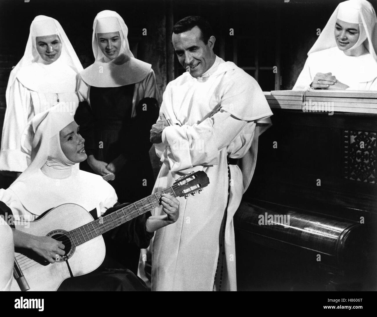 Dominique - Die singende Nonne, (THE SINGING NUN) USA 1965, Regie: Henry Koster, DEBBIE REYNOLDS, RICARDO MONTALBAN, Stichwort: Gitarre, Pater, Musizieren Stock Photo