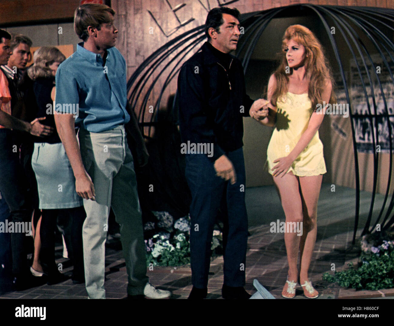 Die Mörder stehen Schlange, (MURDERERS ROW) USA 1966, Regie: Henry Levin, DEAN MARTIN (mi), ANN-MARGRET (re) Stock Photo