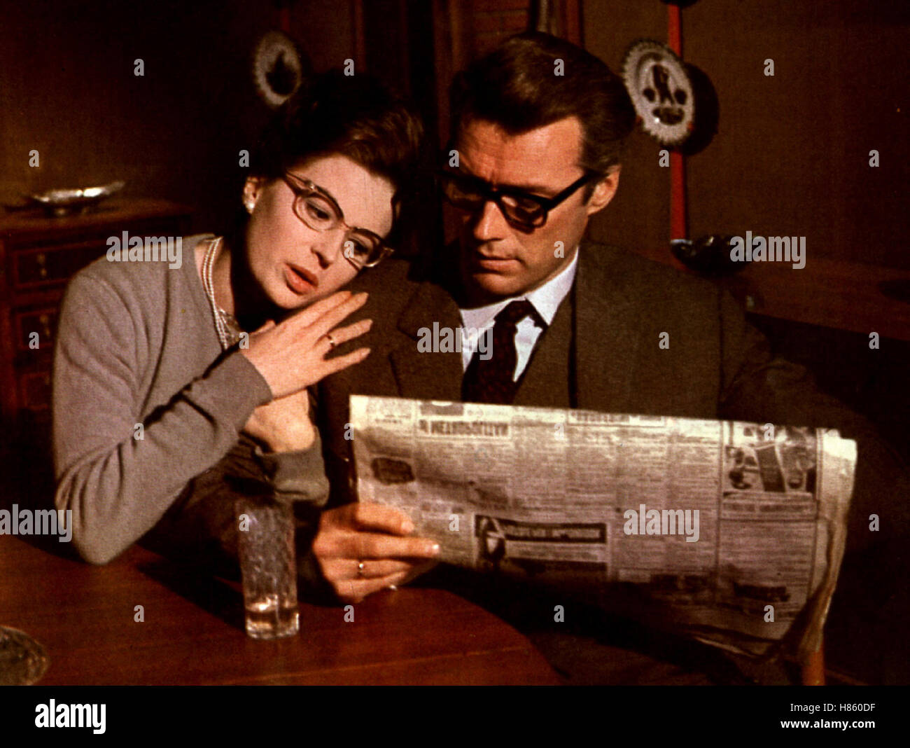 Hexen von heute, (LE STREGHE) IT 1966, 'Una sera como le altre', Regie: Vittorio de Sica, SILVANA MANGANO + CLINT EASTWOOD, Stichwort: Brille, Zeitung Stock Photo