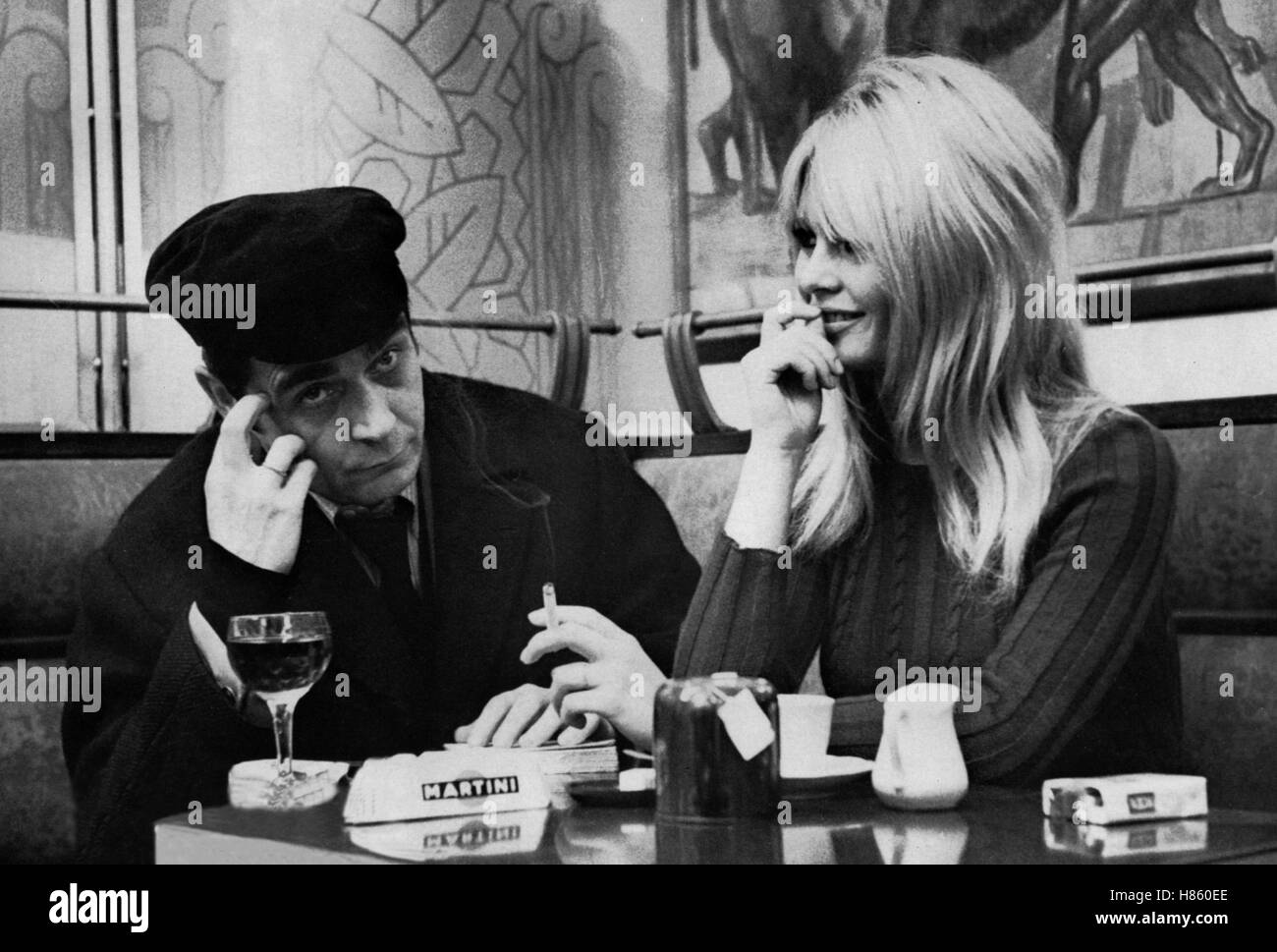 Masculin - feminin oder: Die Kinder von Marx und Coca Cola, (MASCULIN - FEMININ) F-SWE 1966 s/w, Regie: Jean-Luc Godard, ANTOINE BOURSEILLER, BRIGITTE BARDOT, Stichwort: Cafe, Bistro Stock Photo