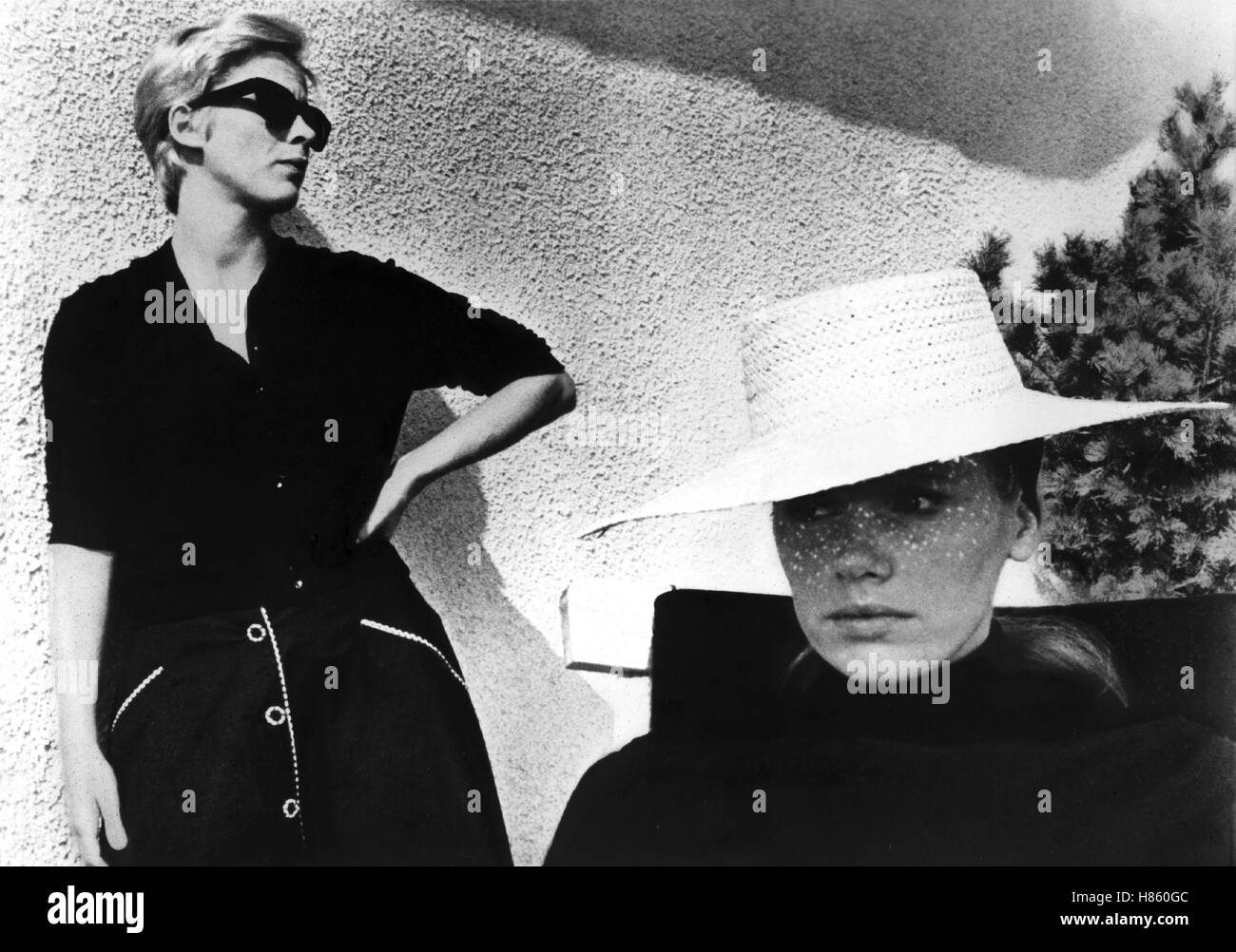 Persona, (PERSONA) SWE 1966 s/w, Regie: Ingmar Bergman, BIBI ANDERSSON, LIV ULLMANN, Key: Sonnebrille, Strohut Stock Photo