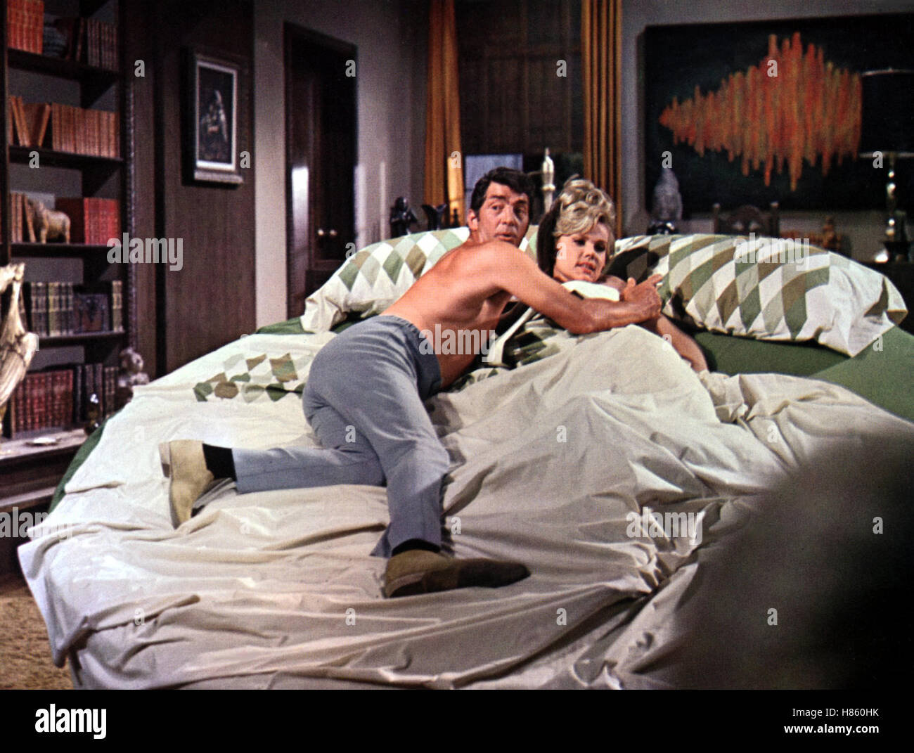 Die Mörder stehen Schlange, (MURDERERS ROW) USA 1966, Regie: Henry Levin, DEAN MARTIN, CAMILLA SPARV, Stichwort: Bett, Schlafzimmer Stock Photo