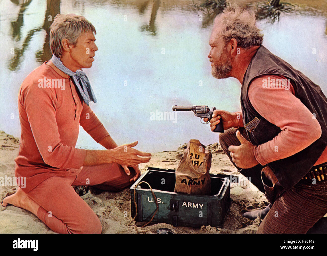 Wasserloch Nr. 3, (WATERHOLE NO. 3) USA 1967, Regie: William A. Graham, JAMES COBURN, CARROLL O'CONNOR, Revolver, Waffe, Goldschatz, Bedrohung Stock Photo