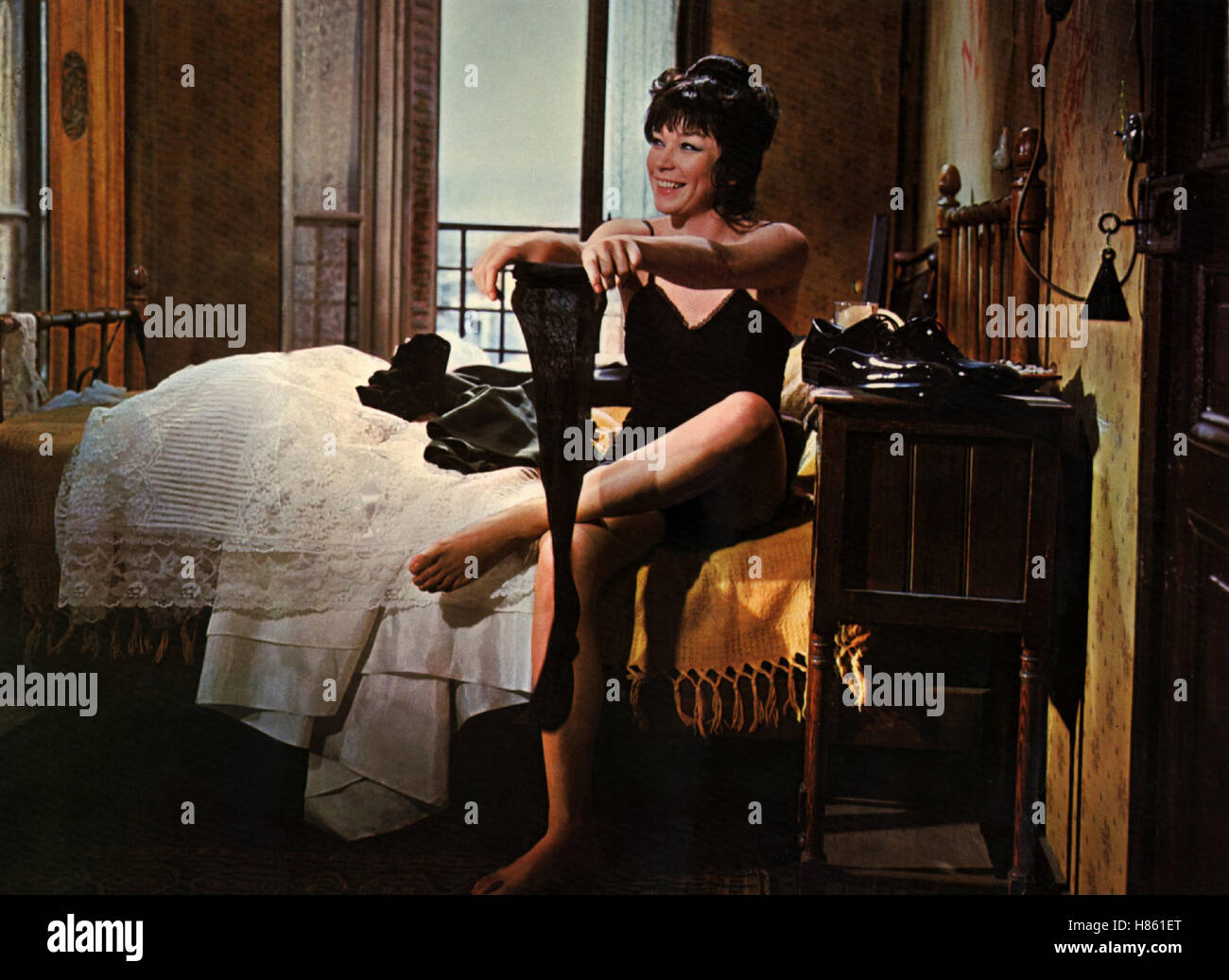 Siebenmal lockt das Weib, (WOMAN TIMES SEVEN) USA 1967, Regie: Vittorio De Sica, SHIRLEY MacLAINE, Stichwort: Strümpfe Stock Photo