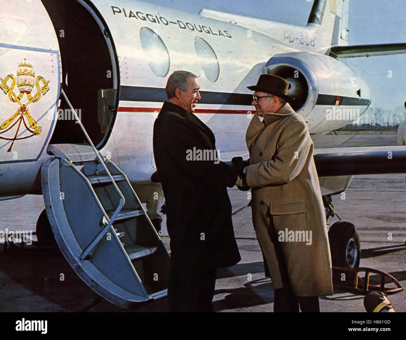 In den Schuhen des Fischers, (THE SHOES OF THE FISHERMAN) USA 1968, Regie:  Michael Anderson, ANTHONY QUINN, LAURENCE OLIVIER, Stichwort: Flugzeug,  Passagier, Gangway Stock Photo - Alamy