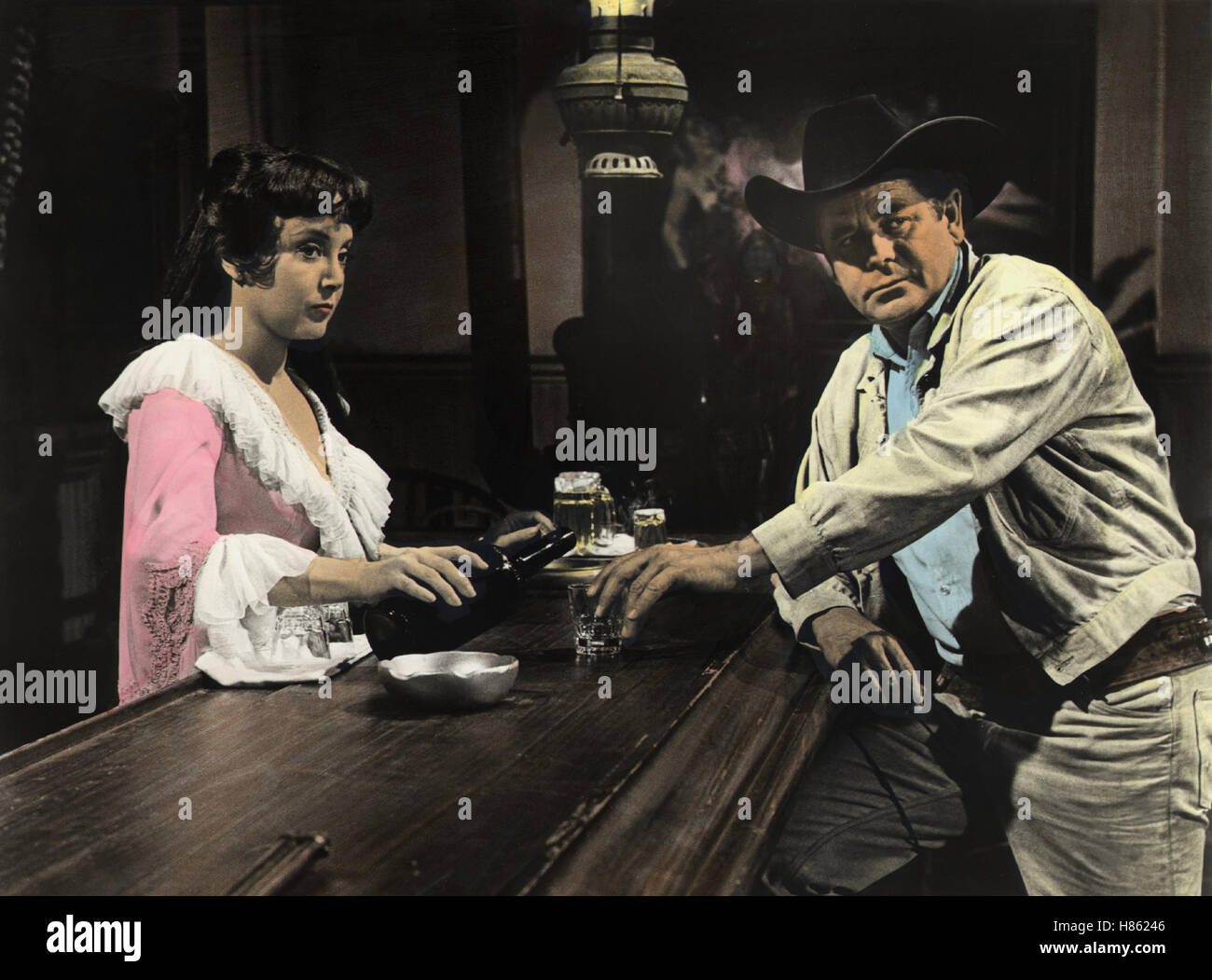 Pulver und Blei, (HEAVEN WITH A GUN) USA 1968, Regie: Lee H. Katzin, CAROLYN JONES + GLENN FORD, Stichwort: Bartresen, Cowboy Stock Photo