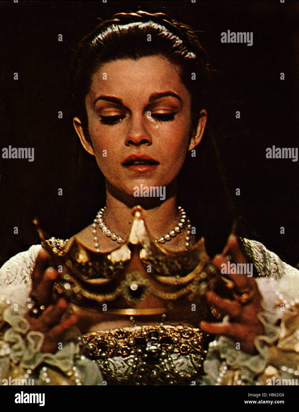 Königin für 1000 Tage, (ANNE OF THE THOUSAND DAYS) USA 1969, Regie: Charles Jarrott, GENEVIEVE BUJOLD Stichwort: Krone Stock Photo