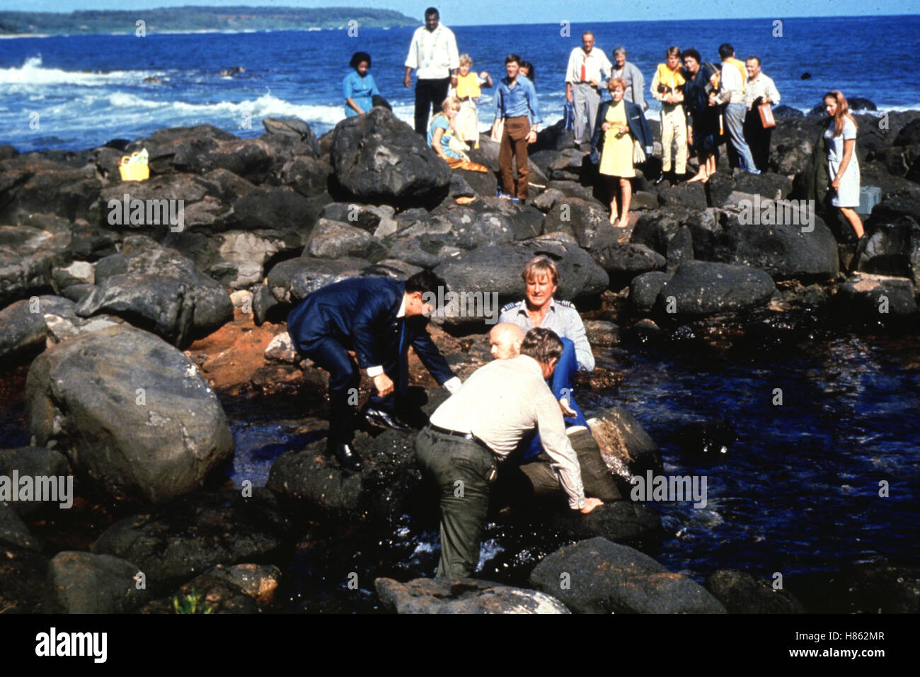 Verschollen im Pazifik, (LOST FLIGHT), USA 1969, Regie: Leonard Horn, SZENE: Südseeinsel, Stichwort: Felsen, Steine, Meer Stock Photo