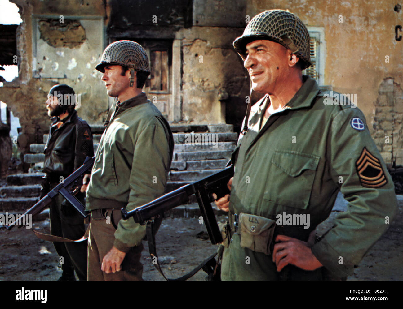 Stoßtrupp Gold, (KELLY'S HEROES) USA 1969, Regie: Brian G. Hutton, DONALD SUTHERLAND, CLINT EASTWOOD, TELLY SAVALAS, Stichwort: Soldat, Helm, Uniform, Maschinenpistole Stock Photo