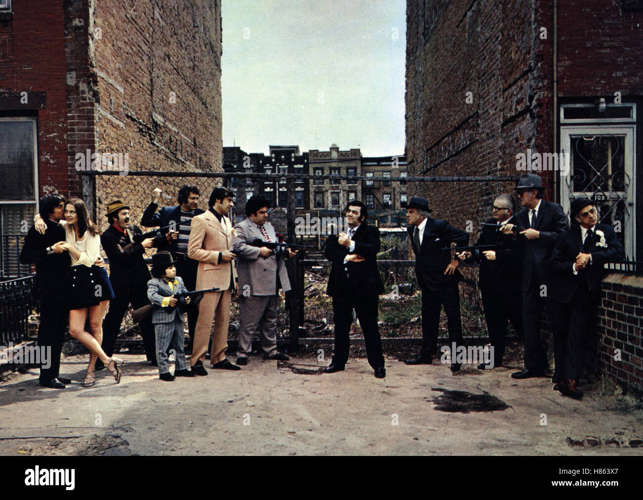 Wo Gangster um die Ecke knallen, (THE GANG THAT COULDN'T SHOOT STRAIGHT) USA 1971, Regie: James Goldstone, ROBERT DE NIRO+ LEIGH TAYLOR-YOUNG (li), JERRY ORBACH, LIONEL STANDER (4.von re), Stichwort: Mafia, Gang, Schusswaffen, Auseinandersetzung Stock Photo