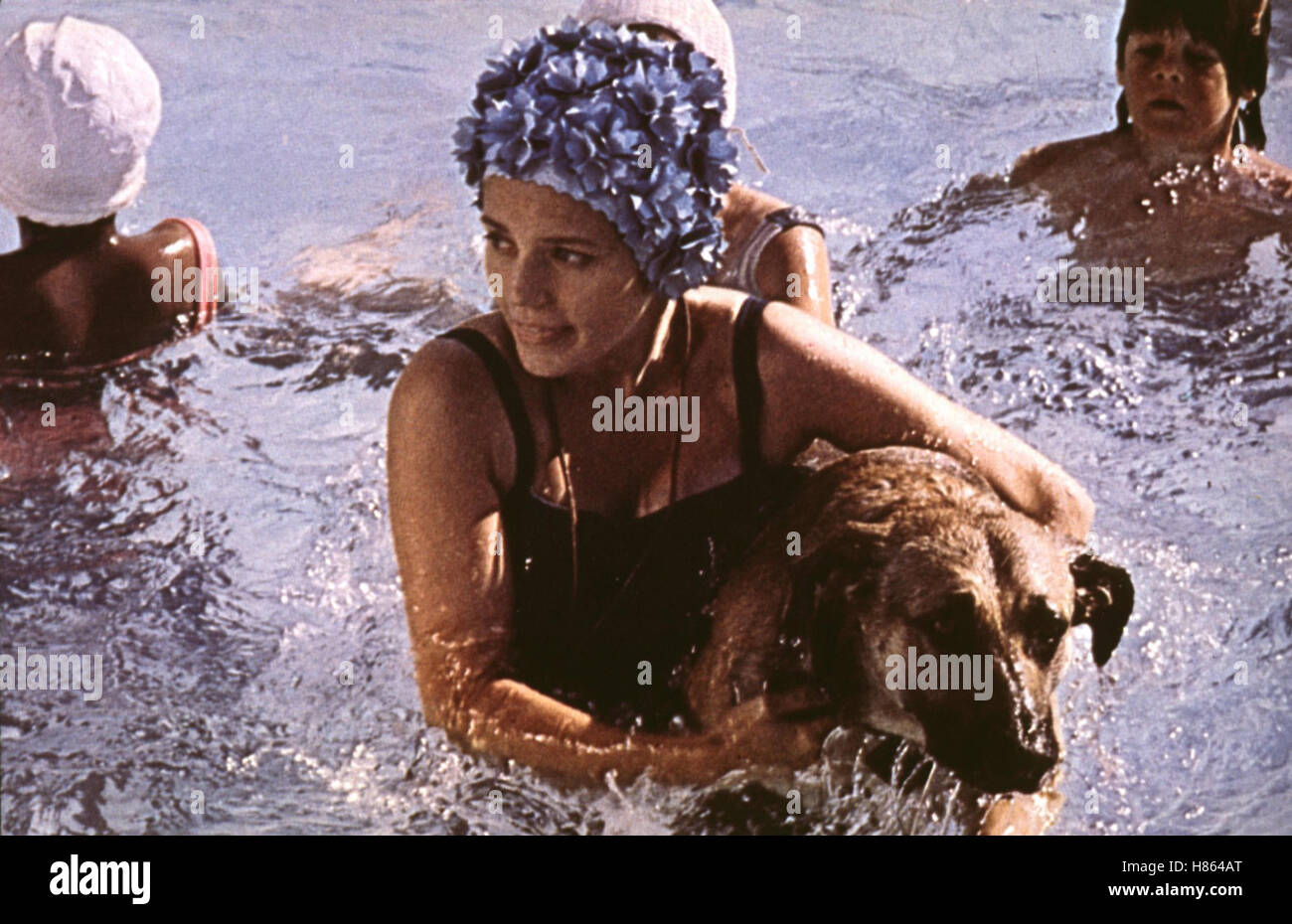 Mein Herz braucht Liebe, (ONE IS A LONELY NUMBER) USA 1972, Regie: Mel Stuart, TRISH VAN DEVERE, Key: Baden, Badekappe, Hund, Schäferhund, Wasser Stock Photo