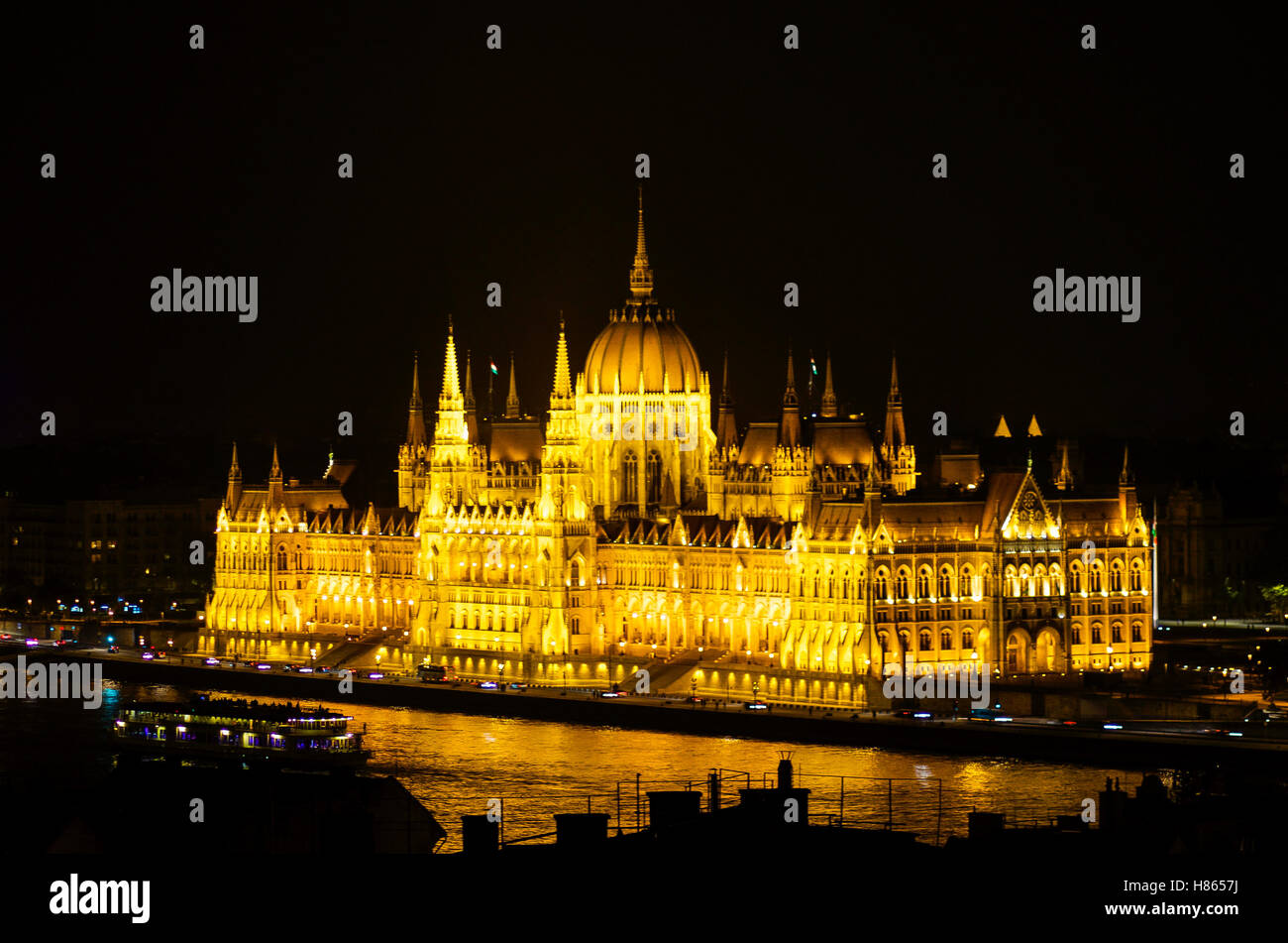 Hungarian parliament building night hi-res stock photography and images ...