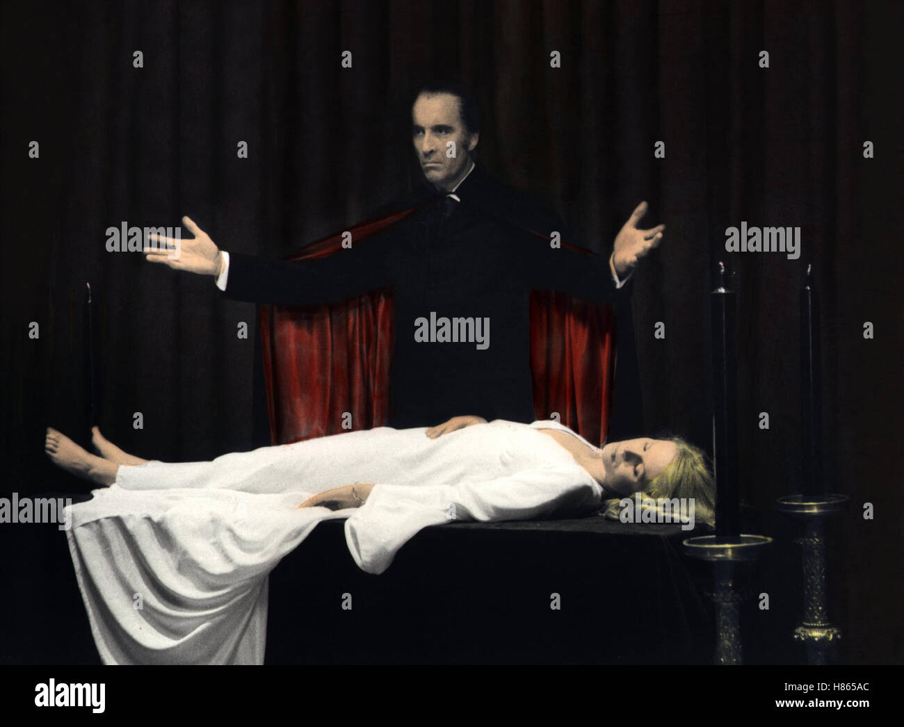 Dracula braucht frisches Blut, (THE SATANIC RITES OF DRACULA / COUNT DRACULA AND HIS VAMPIRE BRIDE) GB 1973, Regie: Alan Gibson, CHRISTOPHER LEE, JOANNA LUMLEY, Stichwort:  Opfer, Vampir Stock Photo