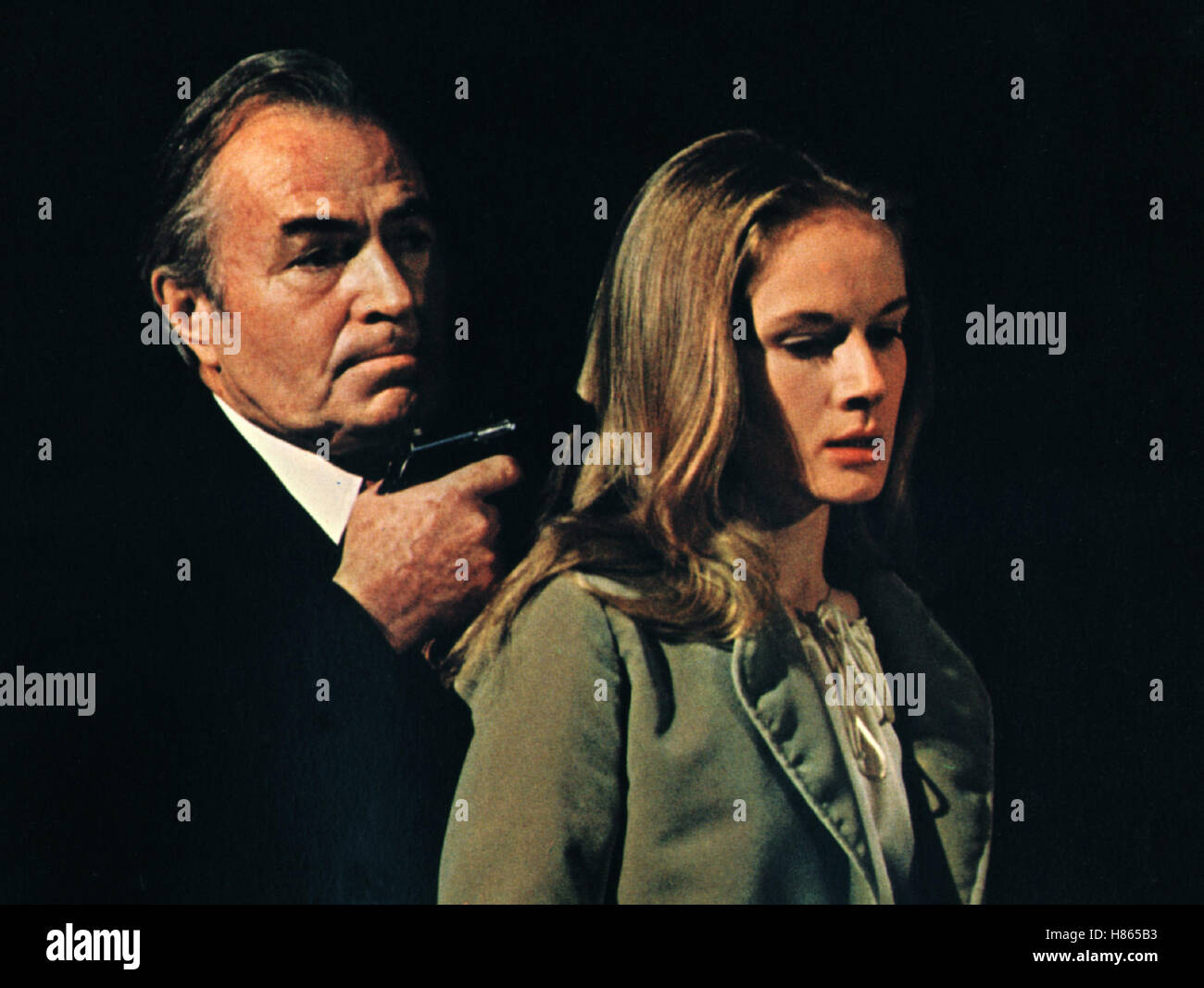 Der Mackintosh-Mann, (THE MACKINTOSH MAN) USA 1973, Regie: John Huston, JAMES MASON, DOMINIQUE SANDA, Stichwort: Pistole, Revolver Stock Photo