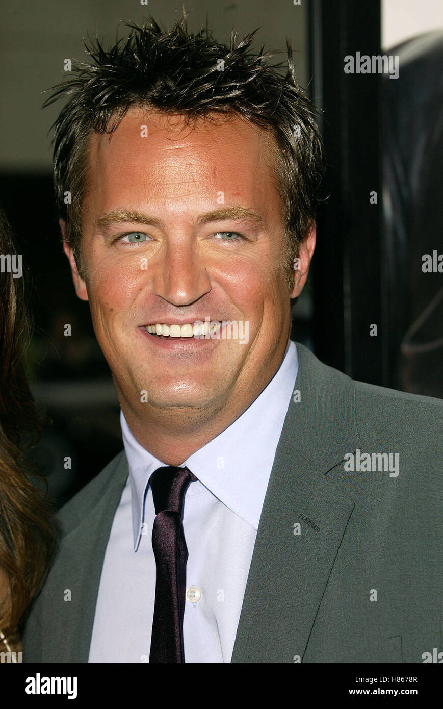 MATTHEW PERRY SERVING SARA WORLD PREMIERE BEVERLY HILLS LOS ANGELES USA 20 August 2002 Stock Photo