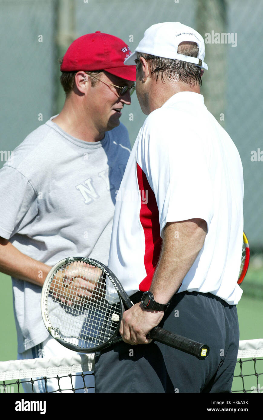 MATTHEW PERRY & DR PHIL MCGRAW 1ST CELEBRITY TENNIS CLASSIC BEVERLY HILLS COUNTRY CLUB BEVERLY HILLS LA USA 21 September 2002 Stock Photo
