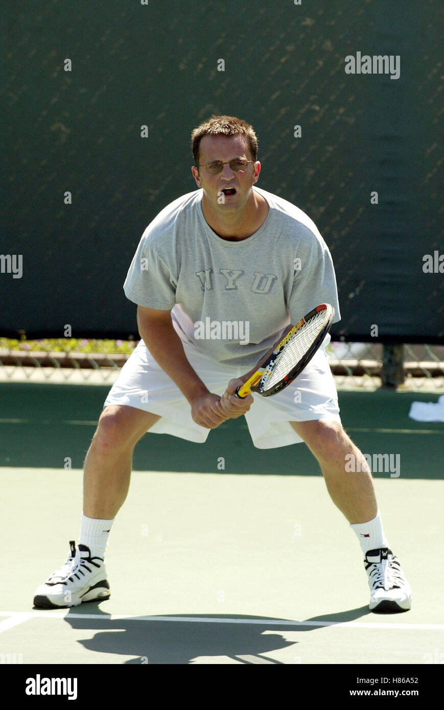 MATTHEW PERRY 1ST CELEBRITY TENNIS CLASSIC BEVERLY HILLS COUNTRY CLUB  BEVERLY HILLS LA USA 21 September 2002 Stock Photo - Alamy