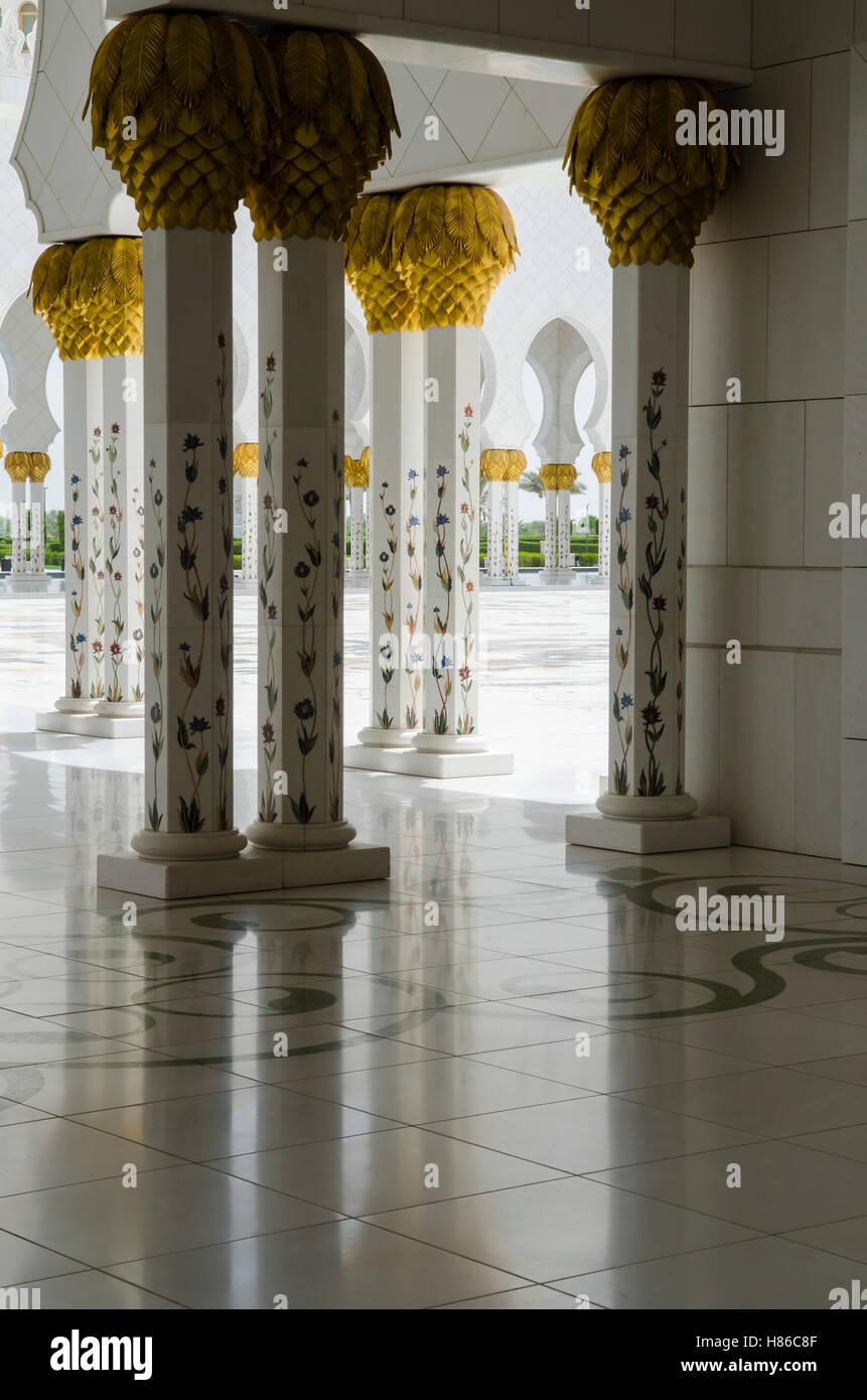 Sheikh Zayed Grand Mosque building exteriors Abu Dhabi United Arab Emirates Stock Photo