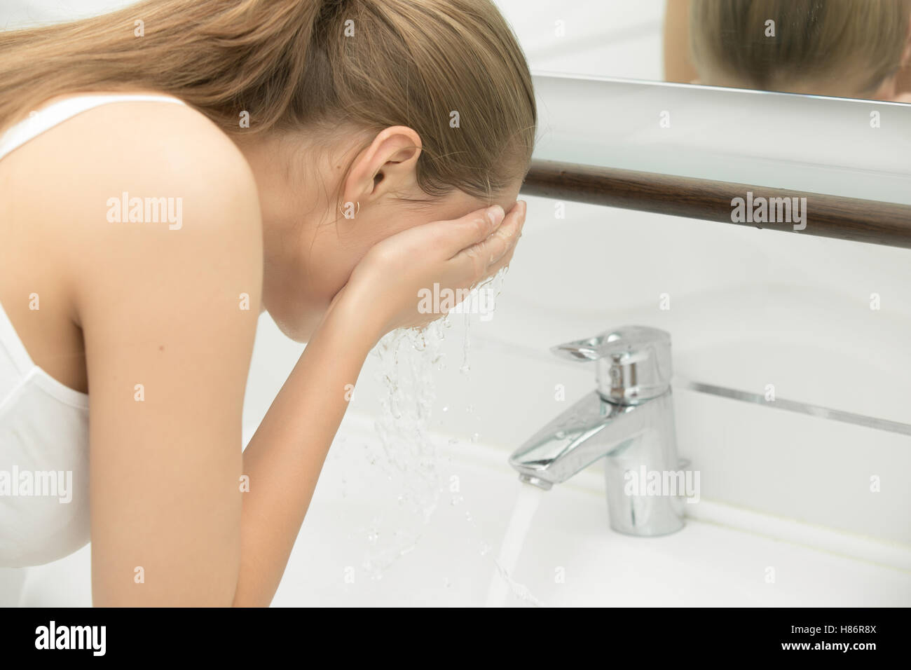 ребенок умывается. личная гигиена. умывалка убираюсь. разбор умываться 4. разбор умываться 4.