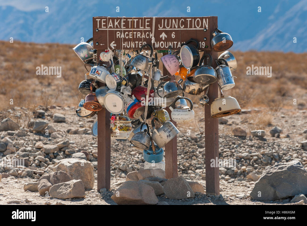 Sign with tea kettles, Tea Kettle Junction, Death Valley National Park, California Stock Photo