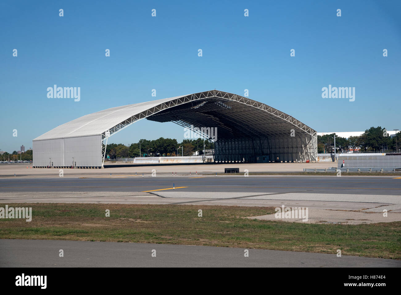 Deicing facility hanger New York USA - October 2016 - A radiant deicing area for aircraft at JFK airport Stock Photo