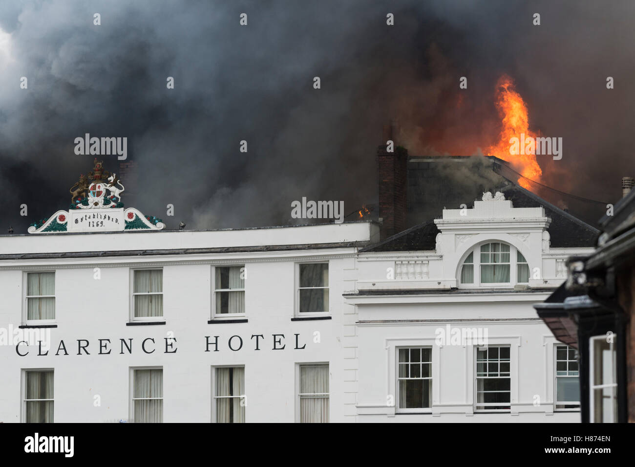 The Royal Clarence Hotel catches fire following an earlier fire in the adjacent art gallery on Cathedral Green, Exeter, UK. Stock Photo