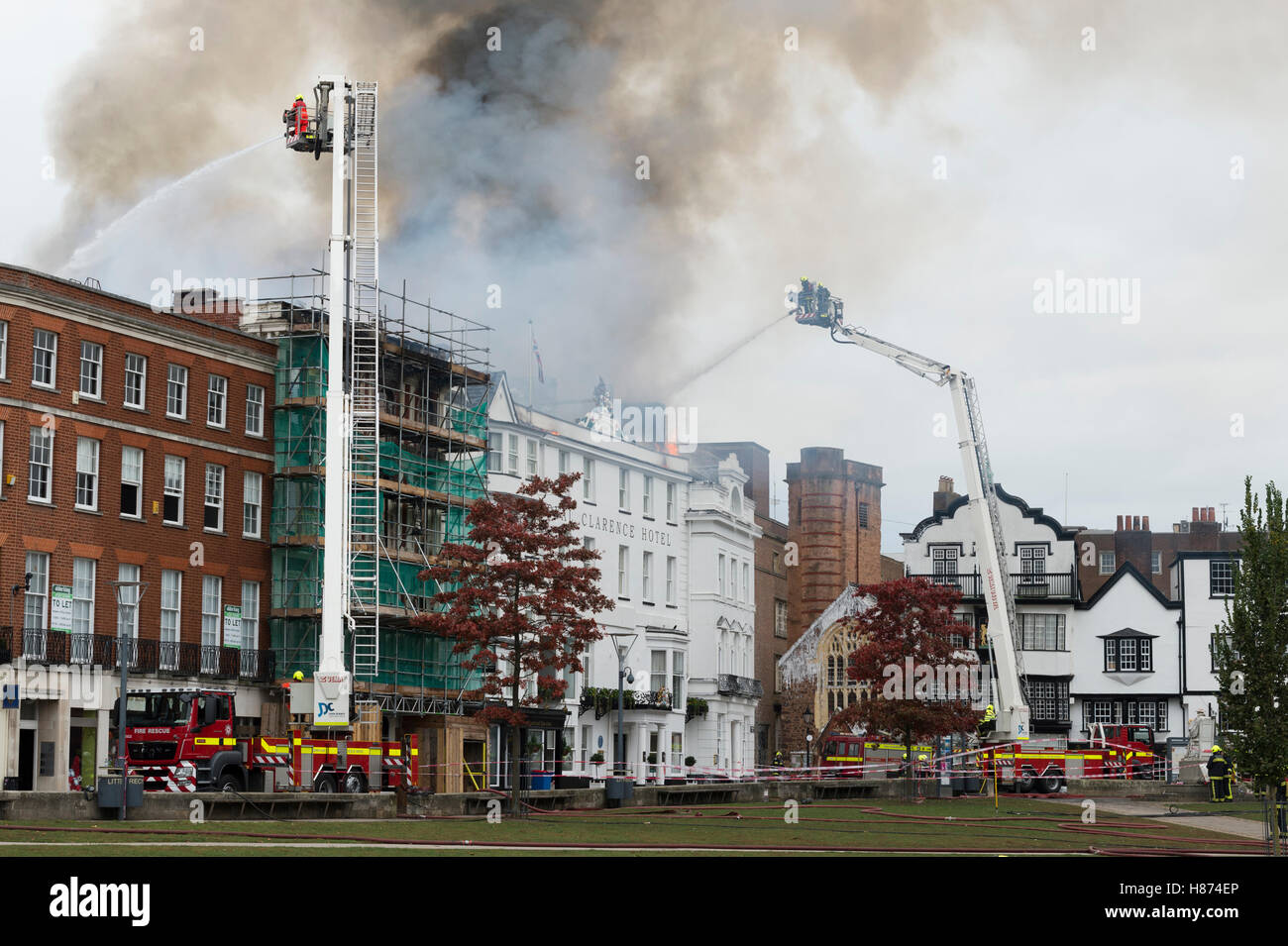 The Royal Clarence Hotel catches fire following an earlier fire in the adjacent art gallery on Cathedral Green, Exeter, UK. Stock Photo