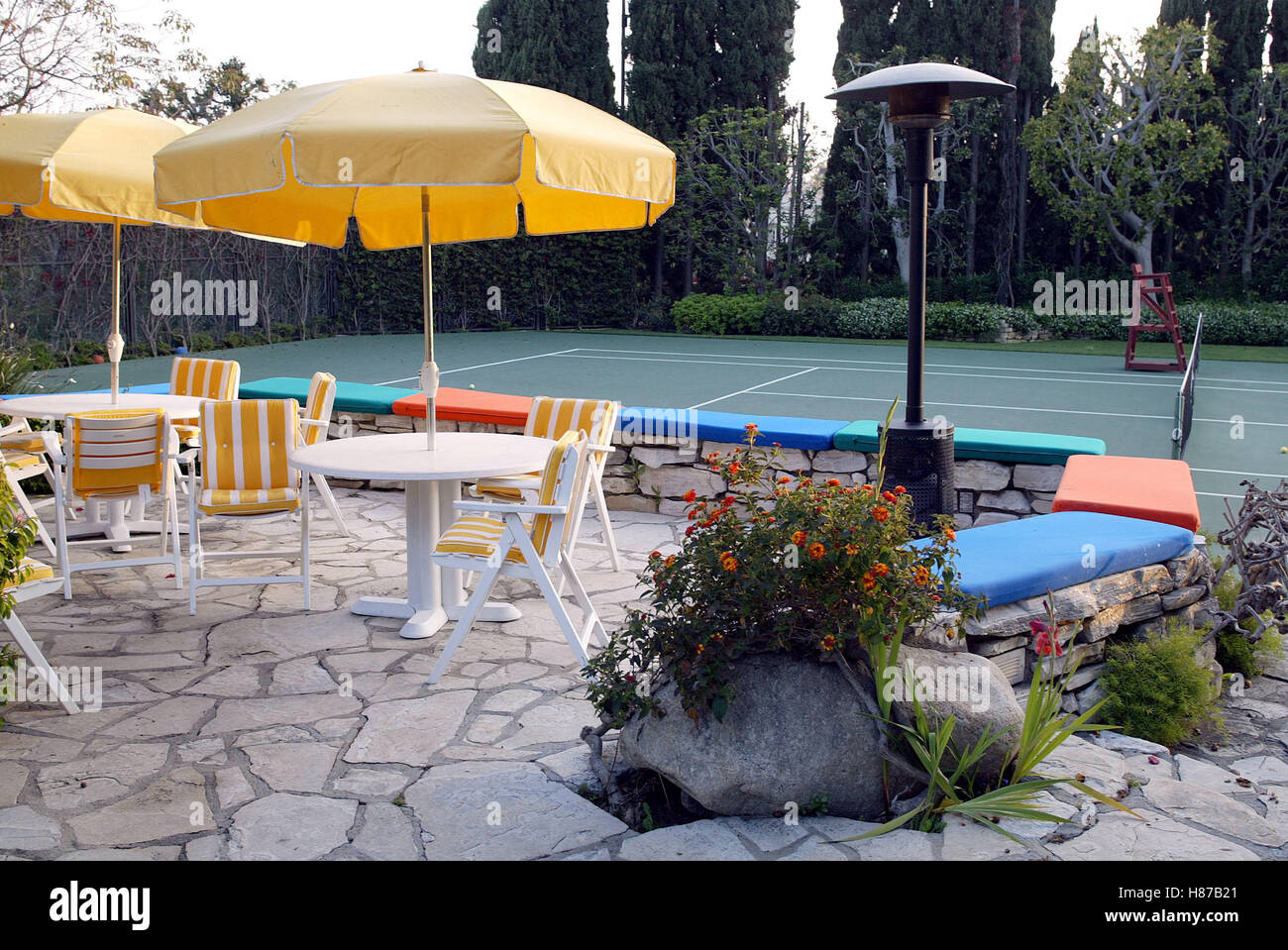 TENNIS COURT PLAYBOY MANSION CATCHES FASHIO PLAYBOY MANSION LOS ANGELES USA 15 May 2003 Stock Photo