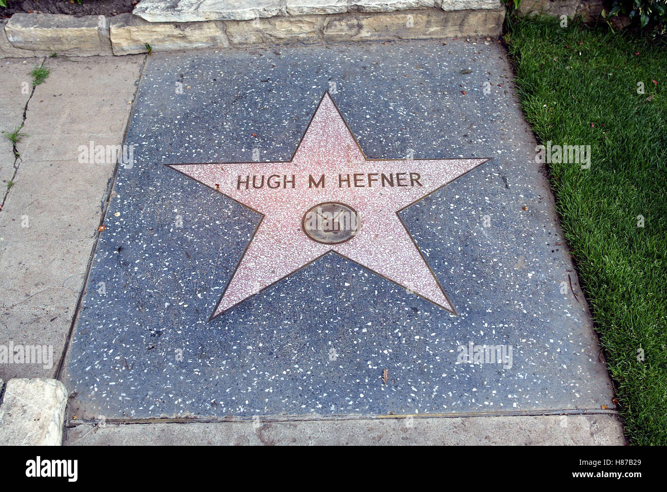 HUGH HEFNER PLAYBOY MANSION CATCHES FASHIO PLAYBOY MANSION LOS ANGELES USA 15 May 2003 Stock Photo