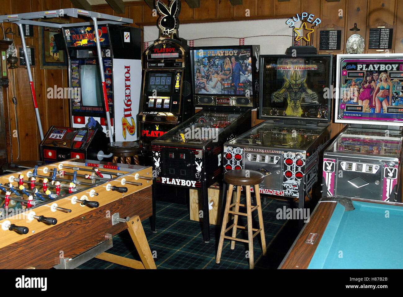 GAMES ROOM PLAYBOY MANSION CATCHES FASHIO PLAYBOY MANSION LOS ANGELES USA 15 May 2003 Stock Photo