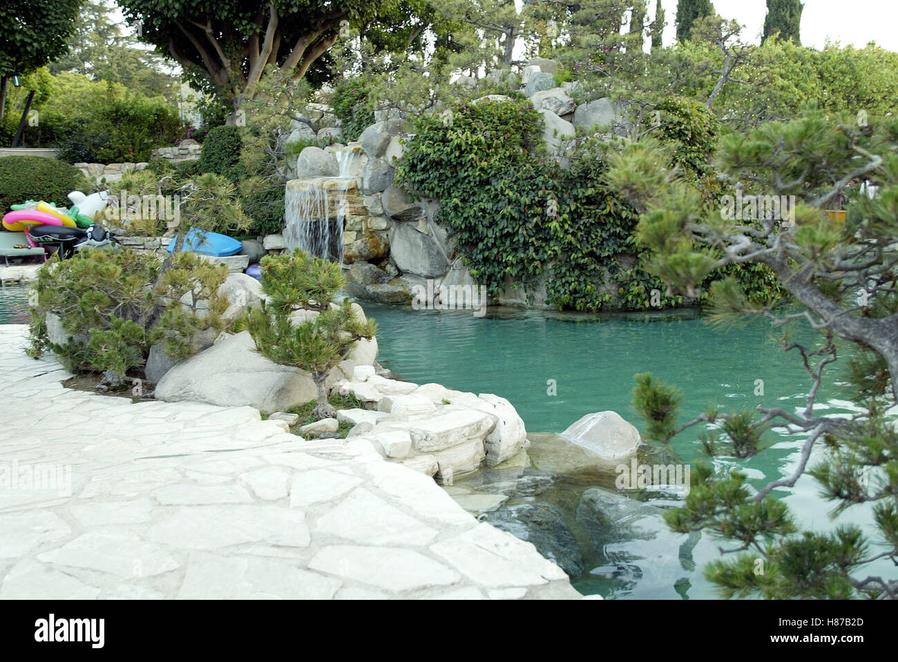 POOL PLAYBOY MANSION CATCHES FASHIO PLAYBOY MANSION LOS ANGELES USA 15 May 2003 Stock Photo