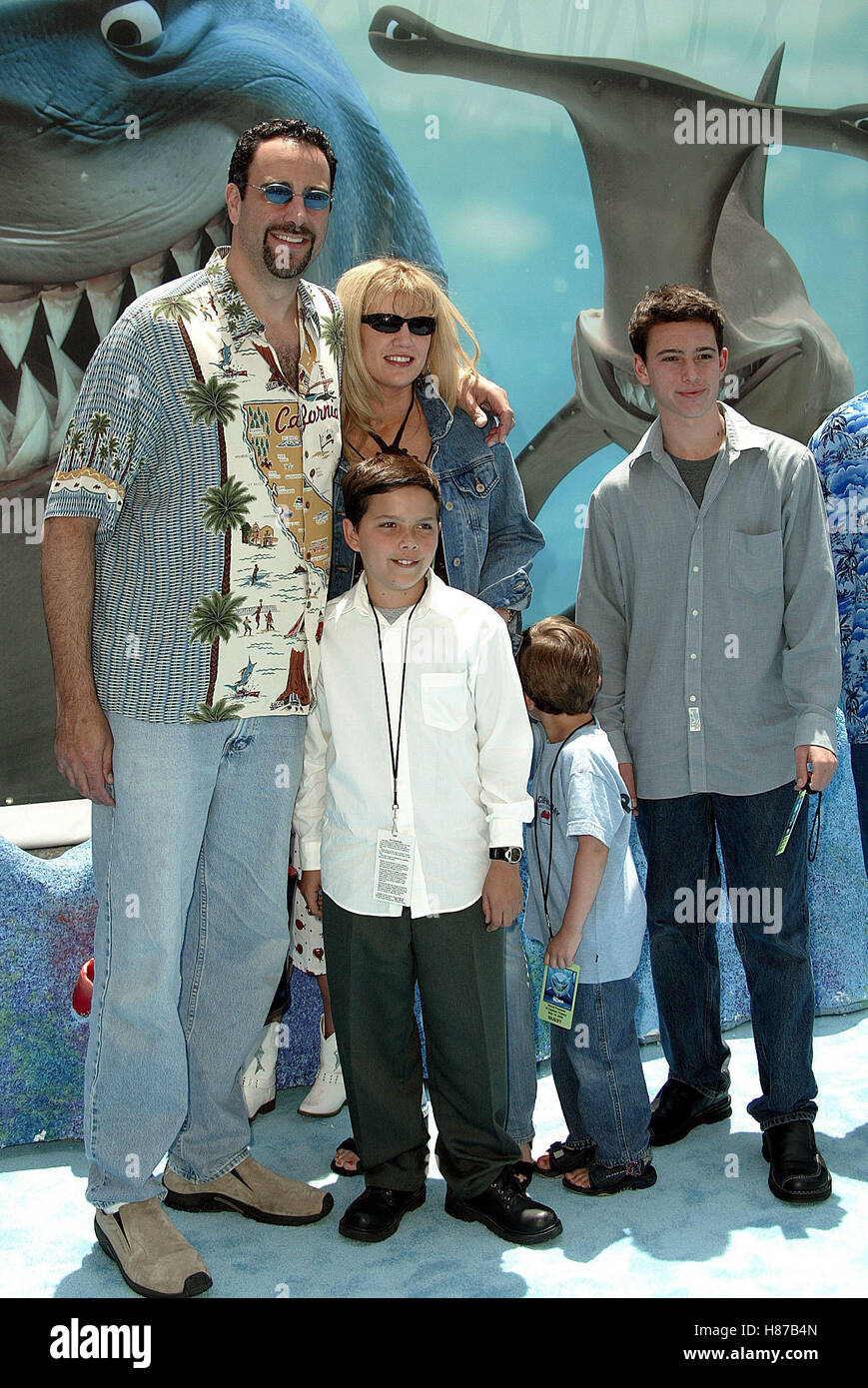 BRAD GARRETT & FAMILY FINDING NEMO WORLD PREMIERE HOLLYWOOD LOS ANGELES USA 18 May 2003 Stock Photo