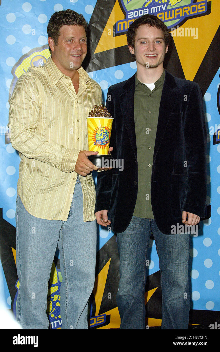 SEAN ASTIN & ELIJAH WOOD 2003 MTV MOVIE AWARDS PRESS ROOM SHRINE