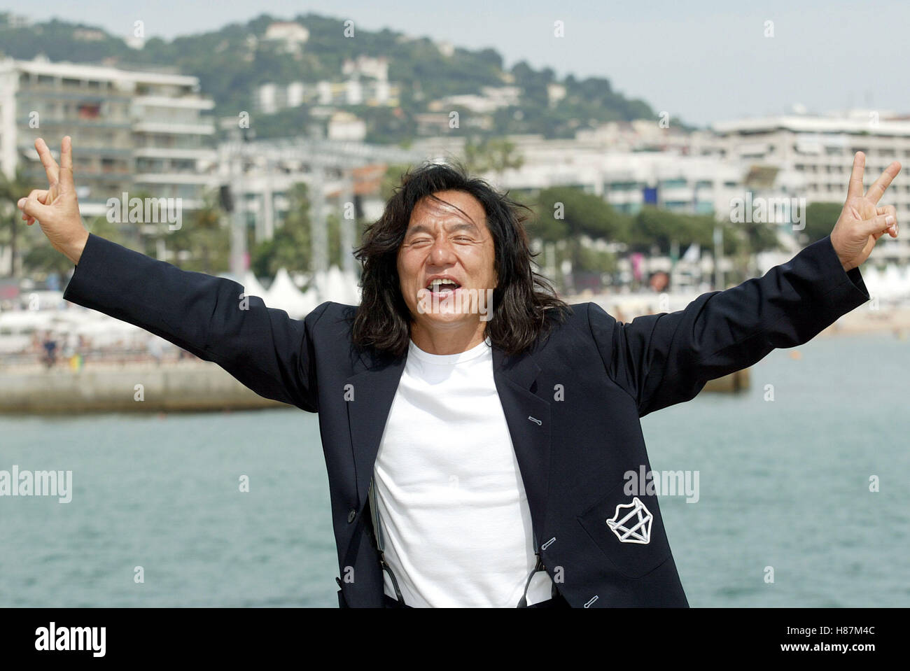 JACKIE CHAN ON THE HOTEL MARTINEZ PIER TO PROMOTE HIS NEW MOVIE AROUND THE WORLD IN 80 DAYS CANNES FILM FESTIVAL 2003 CANNES FR Stock Photo