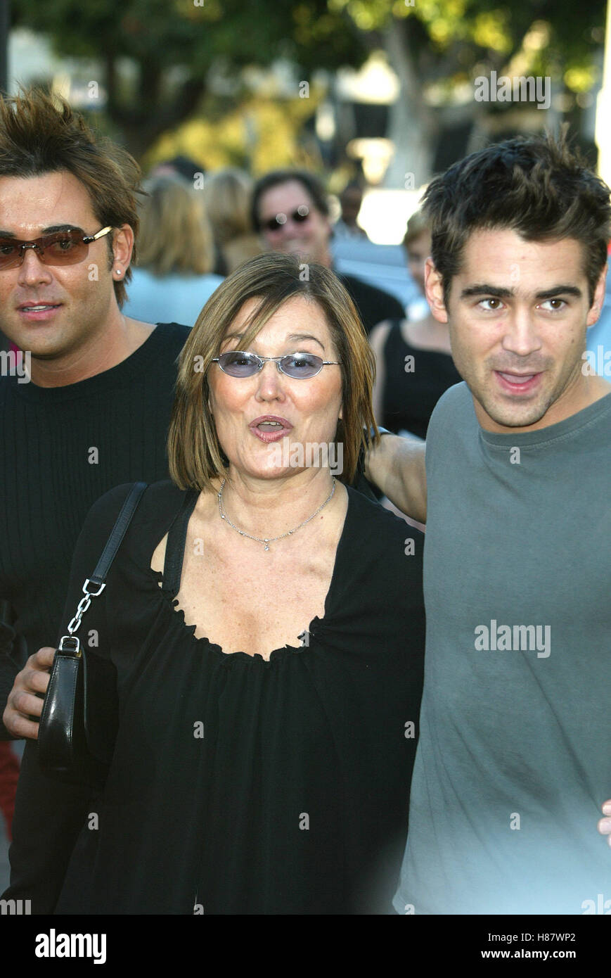 COLIN FARRELL MOTHER BROTHER DAREDEVIL FILM PREMIERE WESTWOOD LOS ANGELES  USA 09 February 2003 Stock Photo - Alamy