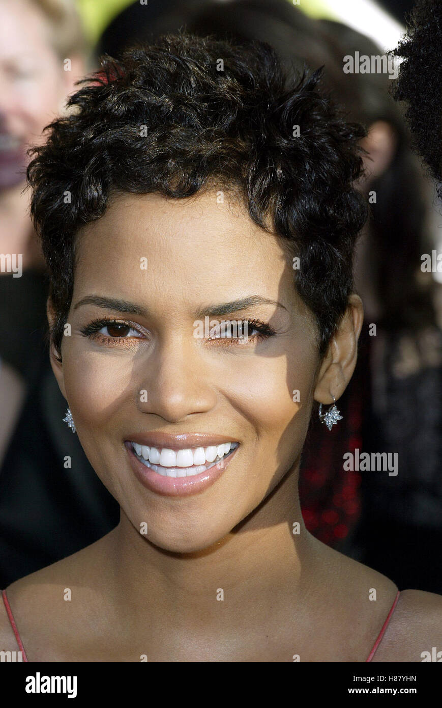 HALLE BERRY 9TH SCREEN ACTORS GUILD AWARDS ARRIVALS SHRINE AUDITORIUM LOS  ANGELES USA 09 March 2003 Stock Photo - Alamy