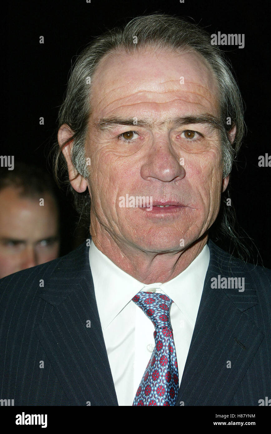 Tommy lee jones hunted 2003 hi-res stock photography and images - Alamy