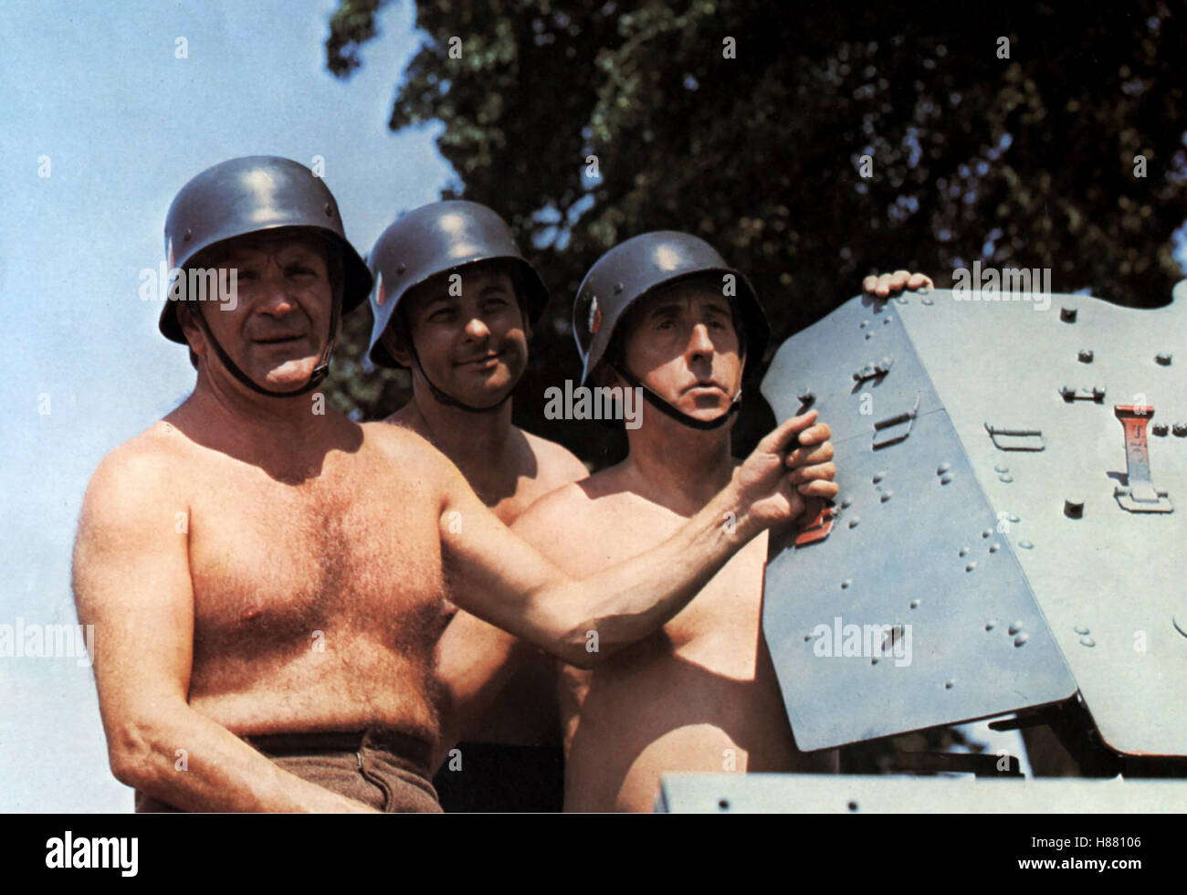 Hurra, die 7. Kompanie ist wieder da!, (ON A RETROUVE LA 7e COMPAGNIE!) F 1975, Regie: Robert Lamoureux, PIERRE MONDI, HENRI GUYBET + JEAN LEFEBVRE, Stichwort: Soldatenhelm Stock Photo