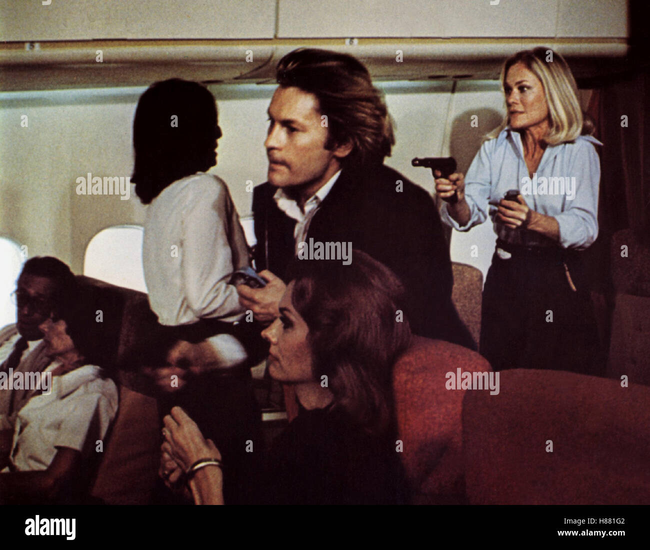 Unternehmen Entebbe, (VICTORY AT ENTEBBE) USA 1976, Regie: Marvin Chomsky, HELMUT BERGER, Stichwort: Schusswaffe, Revolver, Flugzeugentführung, Terrorsnschlag Stock Photo