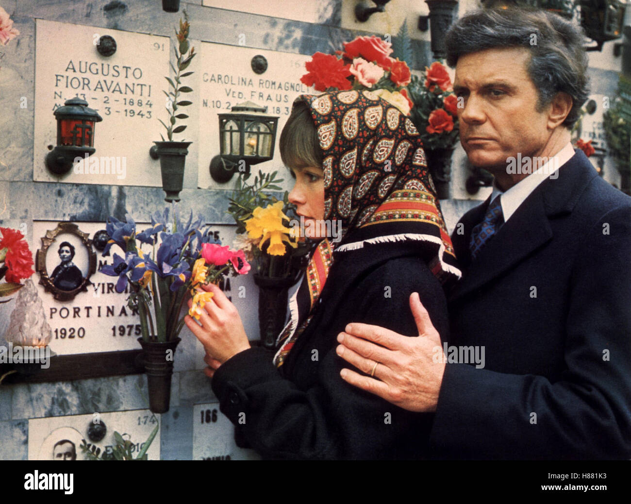 Schwarzer Engel, (OBSESSION) USA 1976, Regie: Brian de Palma, GENEVIEVE BUJOLD, CLIFF ROBERTSON, Stichwort: Friedhof, Grab, Florenz, Kopftuch Stock Photo