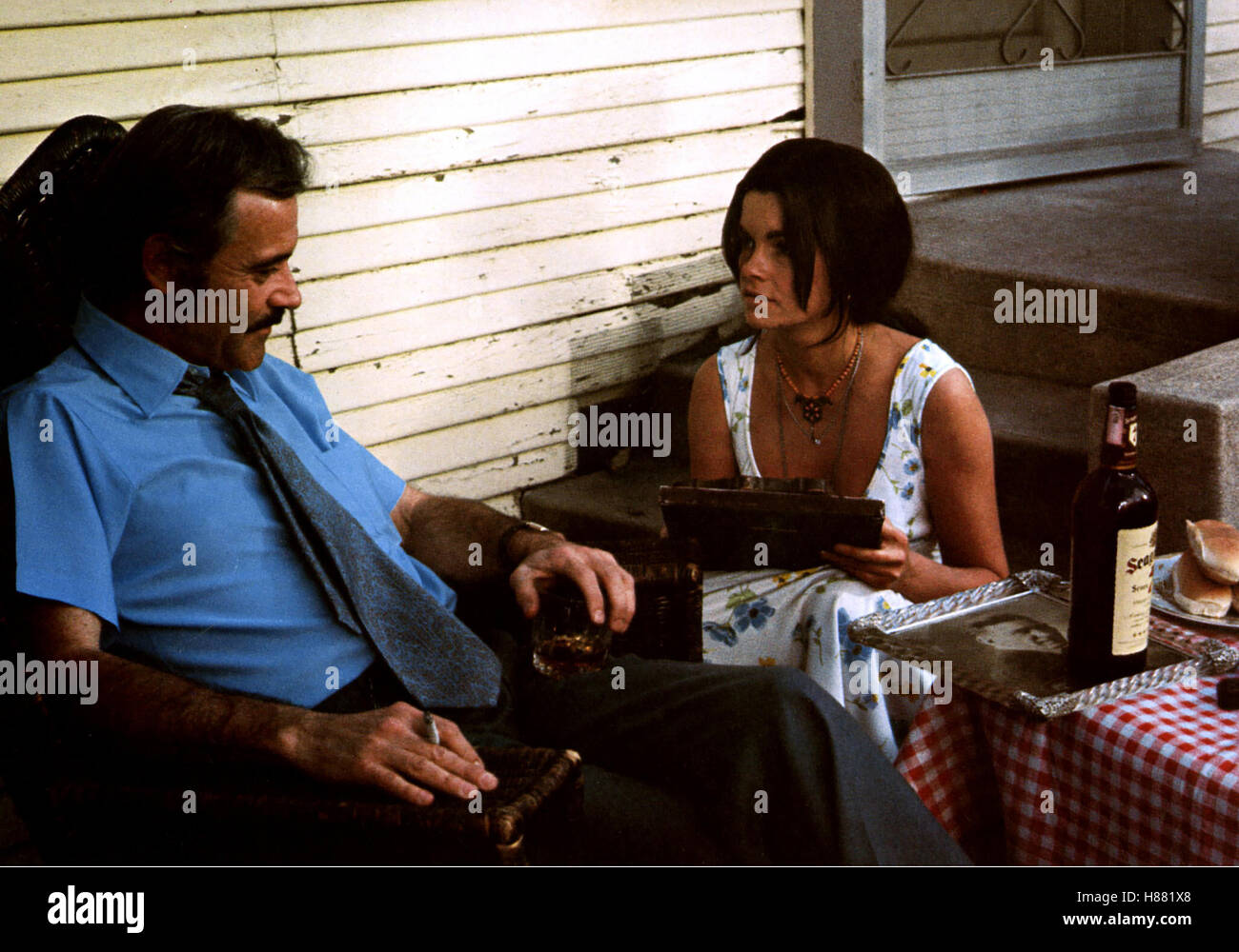 Liebe und andere Verbrechen, (ALEX AND THE GYPSY) USA 1976, Regie: John Korty, JACK LEMMON + GENEVIEVE BUJOLD Stock Photo
