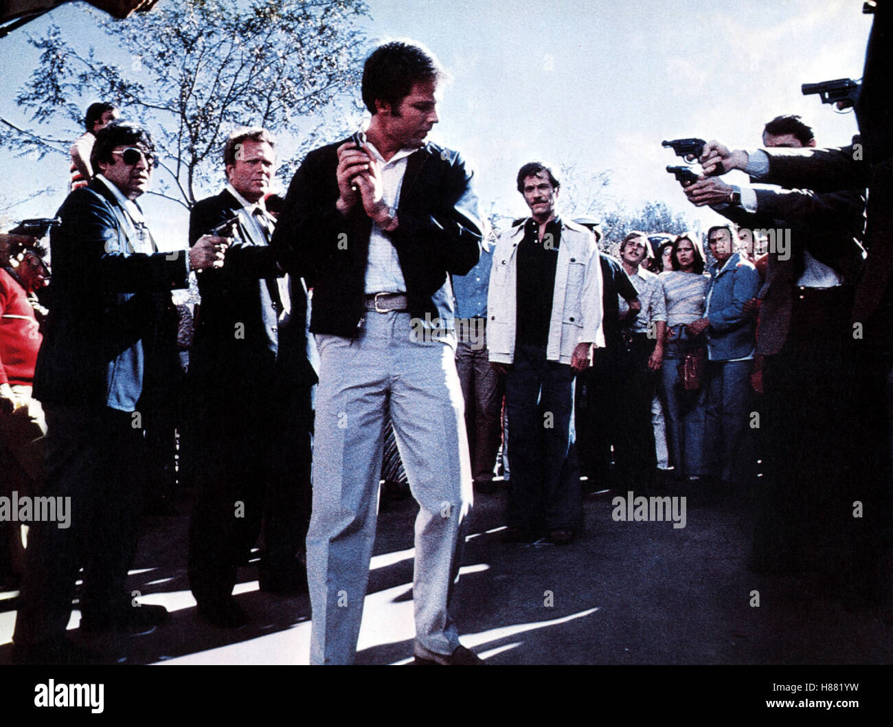 Achterbahn, (ROLLERCOASTER) USA 1976, Regie: James Goldstone, GEORGE SEGAL, TIMOTHY BOTTOMS, Stichwort: Verhaftung, Waffe, Revolver Stock Photo