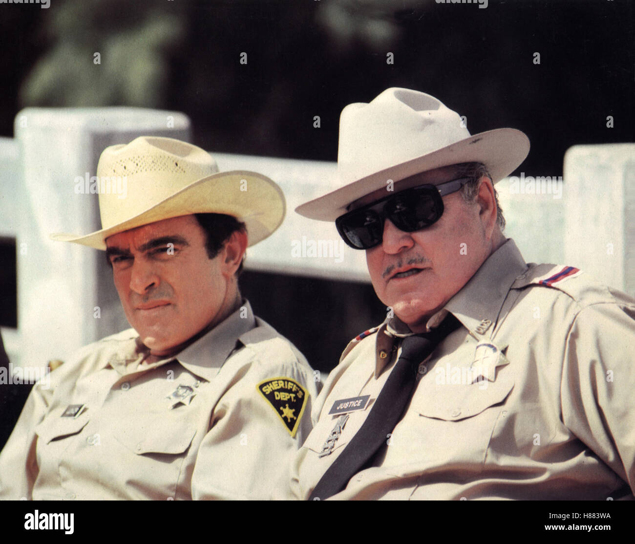 Das ausgekochte Schlitzohr ist wieder auf Achse, (SMOKEY AND THE BANDIT RIDE AGAIN) USA 1980, Regie: Hal Needham, MIKE HENRY, JACKIE GLEASON, Key: Sheriff, Sheriffstern, Sonnenbrille Stock Photo