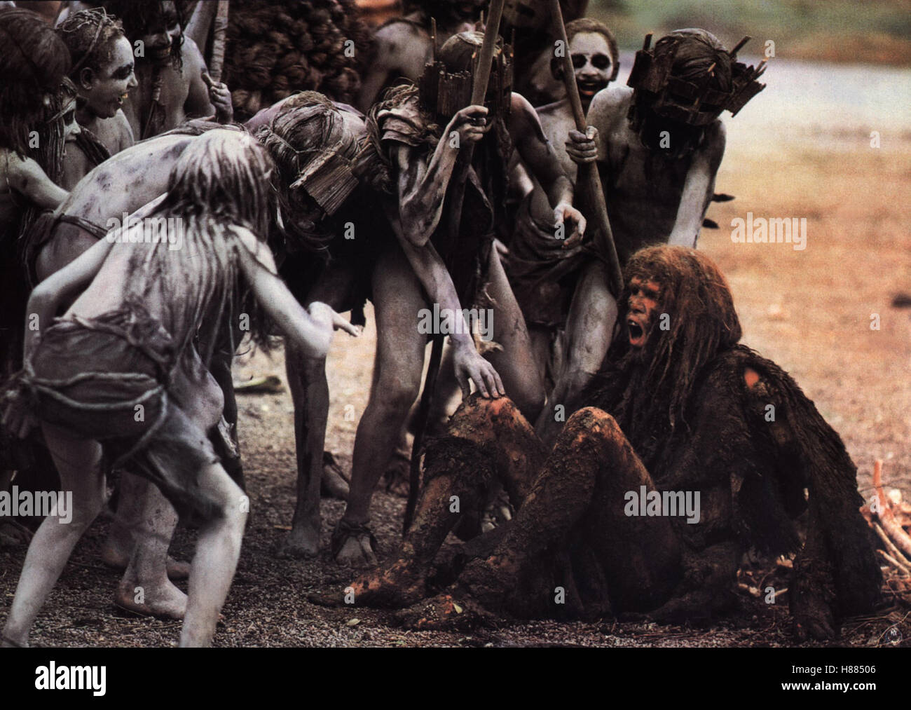 Am Anfang war das Feuer, (LA GUERRE DU FEU) F-CAN 1981, Regie: Jean-Jacques Annaud, EVERETT McGILL (re), Stichwort: Neandertaler, Kannibalen, überfall Stock Photo