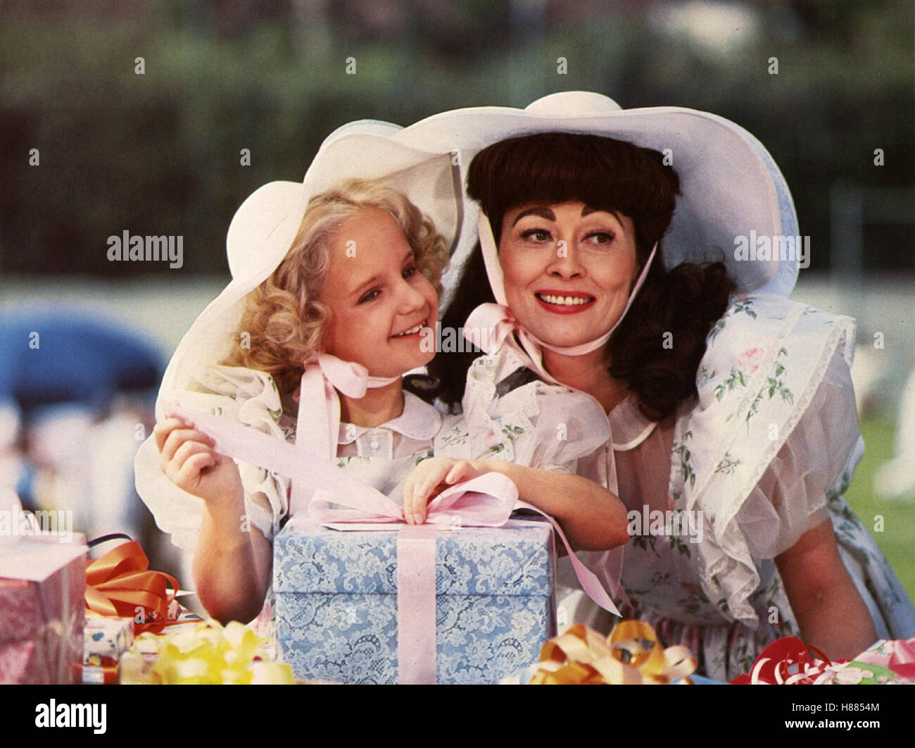 Meine liebe Rabenmutter, (MOMMIE DEAREST) USA 1981, Regie: Frank Perry, MARA HOBEL, FAYE DUNAWAY, Stichwort: Geschenk Stock Photo
