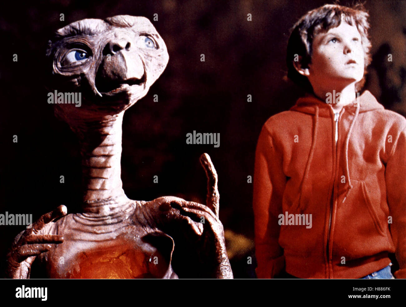 E.T. - Der Außerirdische, (E.T. - THE EXTRA-TERRESTRIAL) USA 1982, Regie: Steven Spielberg, E.T. + HENRY THOMAS Stock Photo